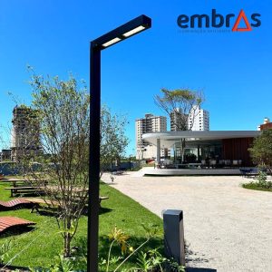 Poste Girafa Flangeado em Aço