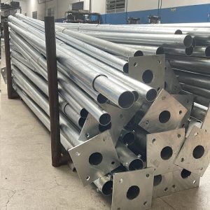 Postes Engastados e Flangeados de Aço